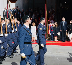 Sus Masjestades los Reyes acompañados por la Princesa de Asturias y la Infanta Doña Sofía durante el desfile militar